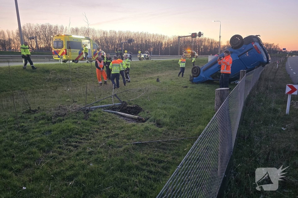 Bestuurder onder invloed aangehouden na op de kop slaan met voertuig