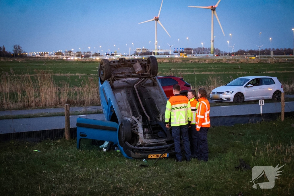 Bestuurder onder invloed aangehouden na op de kop slaan met voertuig
