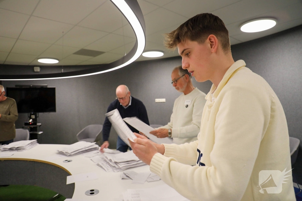 Tellen van stemmen in gemeentehuis