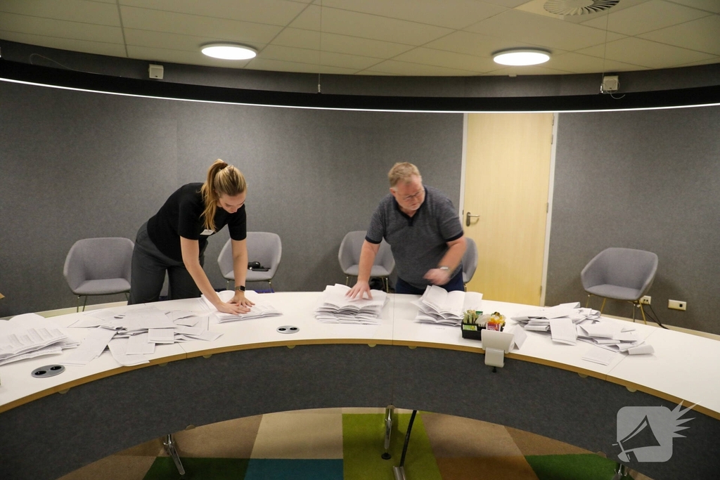 Tellen van stemmen in gemeentehuis