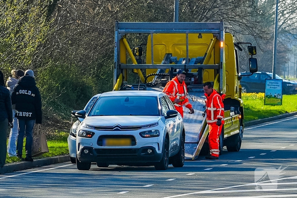 Botsing leidt tot schade aan voertuigen