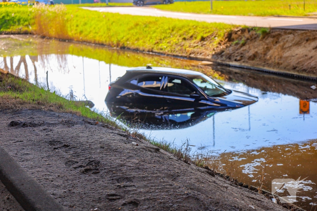 Auto te water bij snelwegafrit