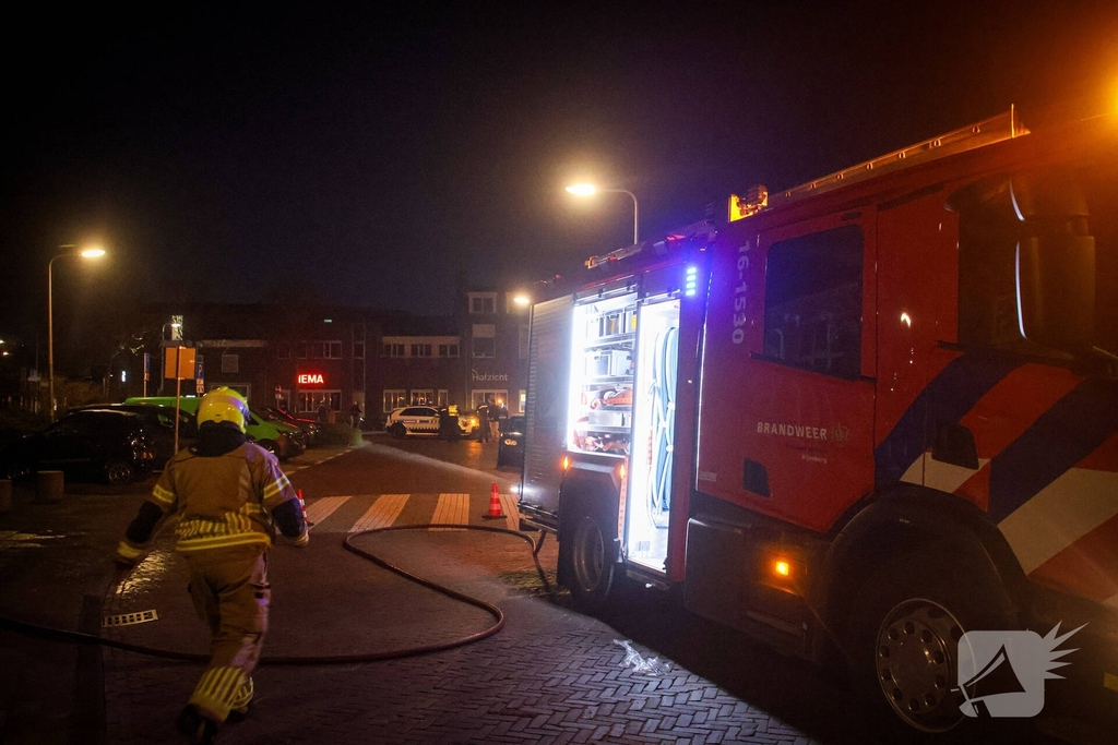 Brandweer blust meerdere brandplekken