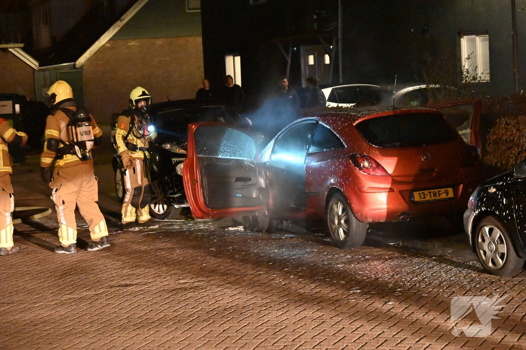 Twee voertuigen beschadigd door brand