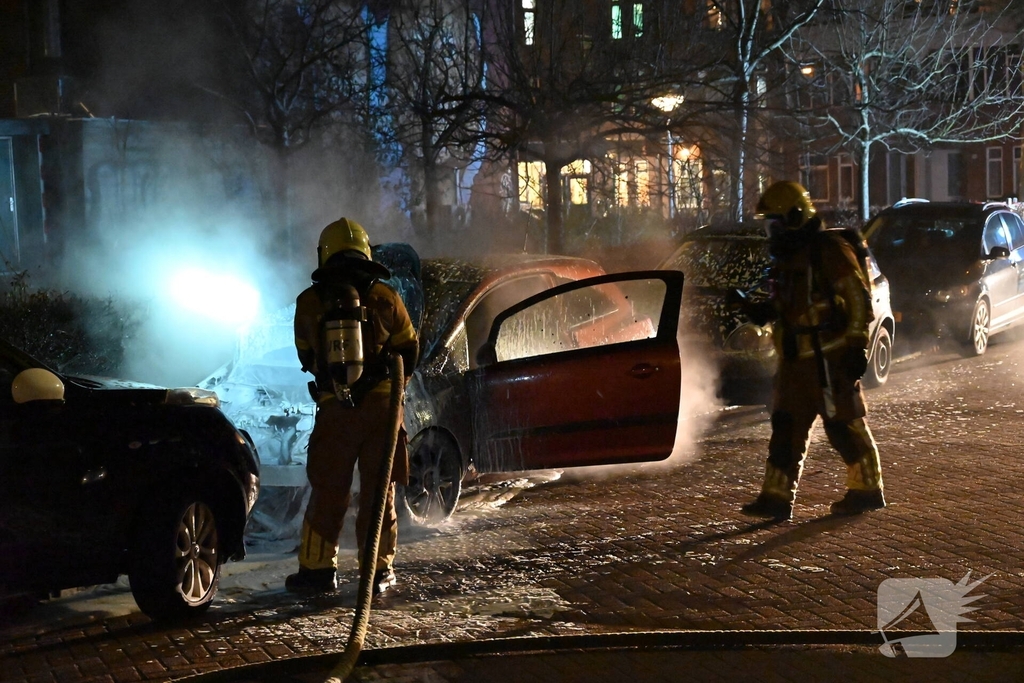 Twee voertuigen beschadigd door brand