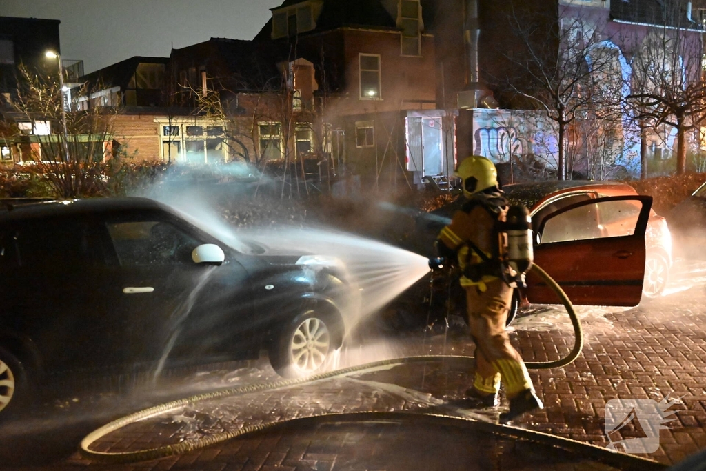 Twee voertuigen beschadigd door brand