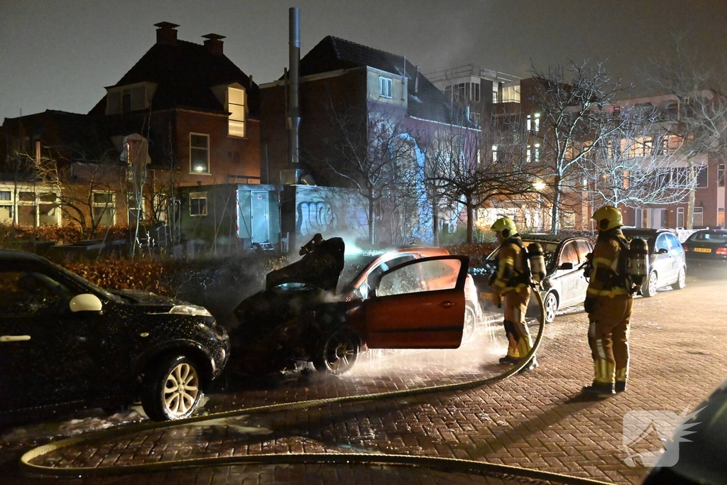Twee voertuigen beschadigd door brand