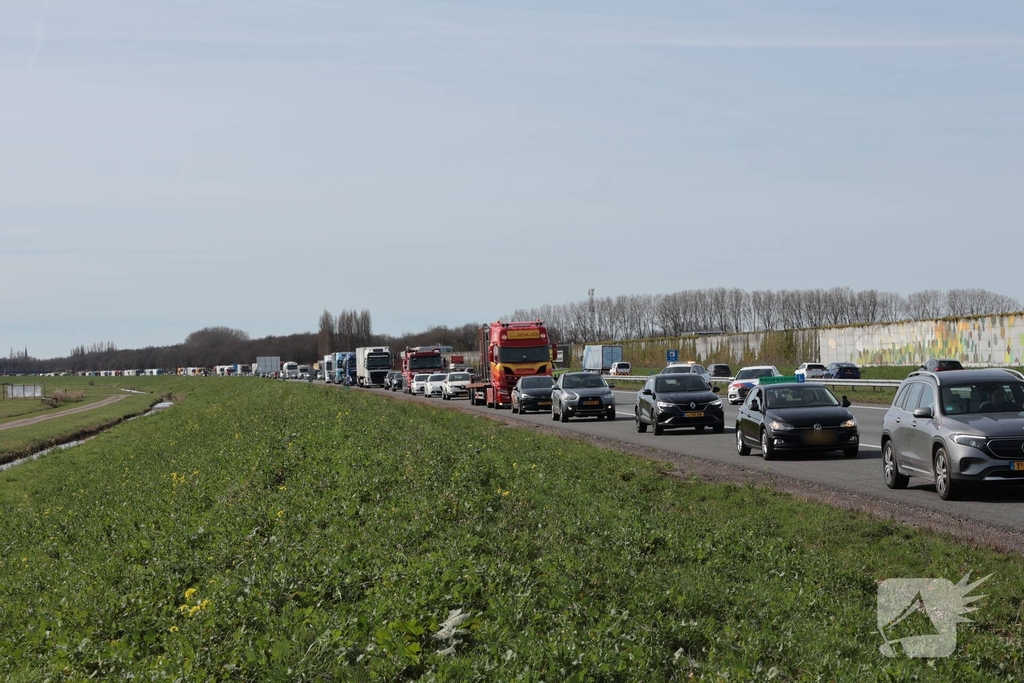 Eenzijdig ongeval leidt tot verkeersongevallen op drukke snelweg