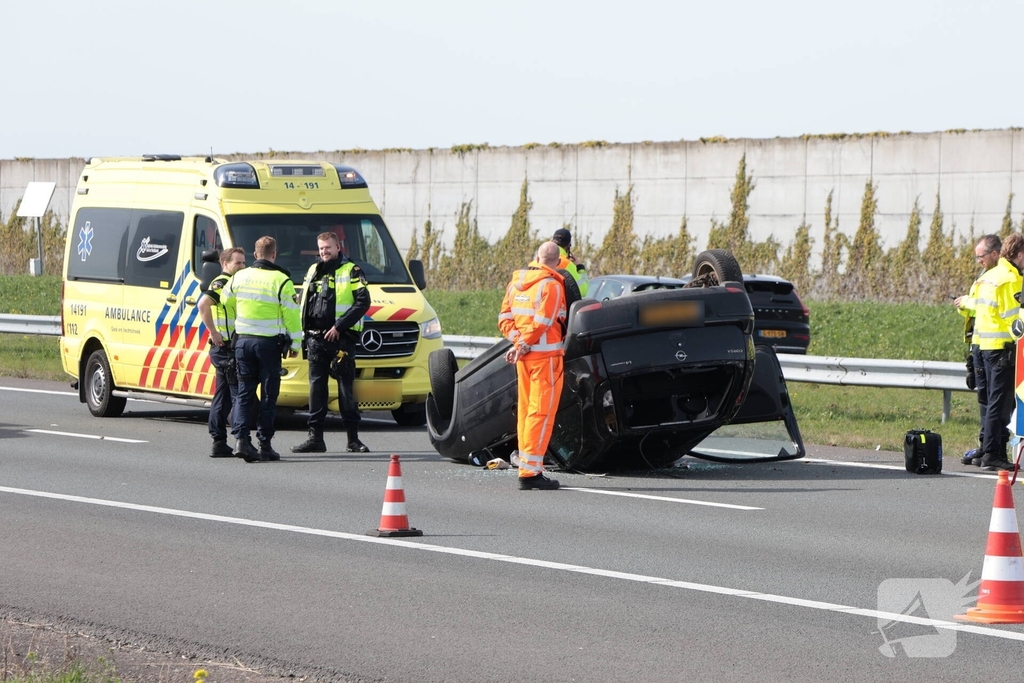 Eenzijdig ongeval leidt tot verkeersongevallen op drukke snelweg