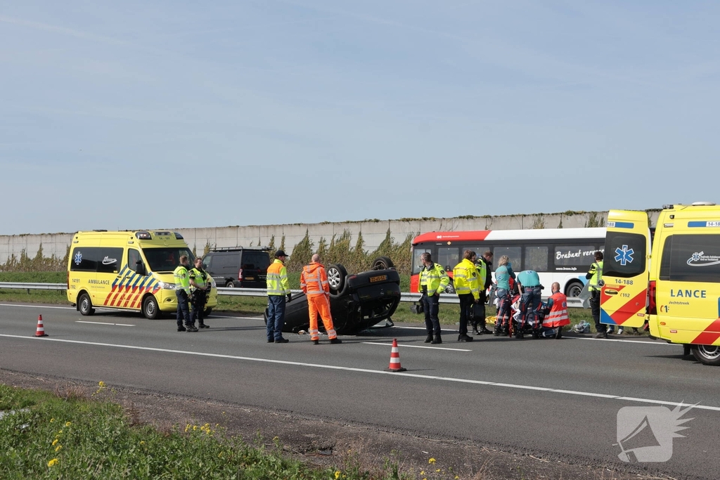 Eenzijdig ongeval leidt tot verkeersongevallen op drukke snelweg
