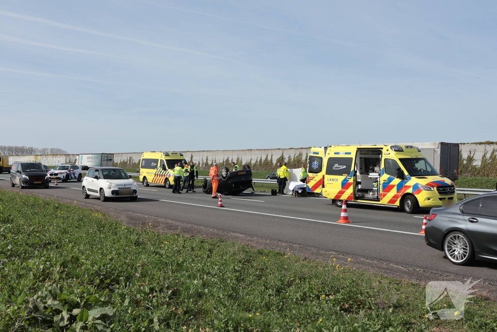 Eenzijdig ongeval leidt tot verkeersongevallen op drukke snelweg