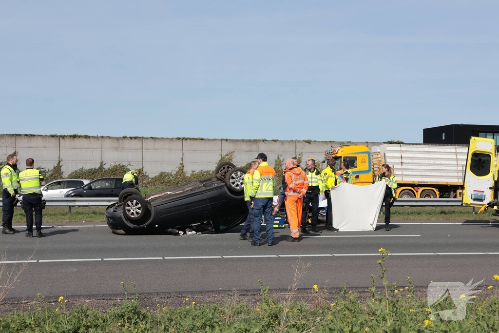 Eenzijdig ongeval leidt tot verkeersongevallen op drukke snelweg