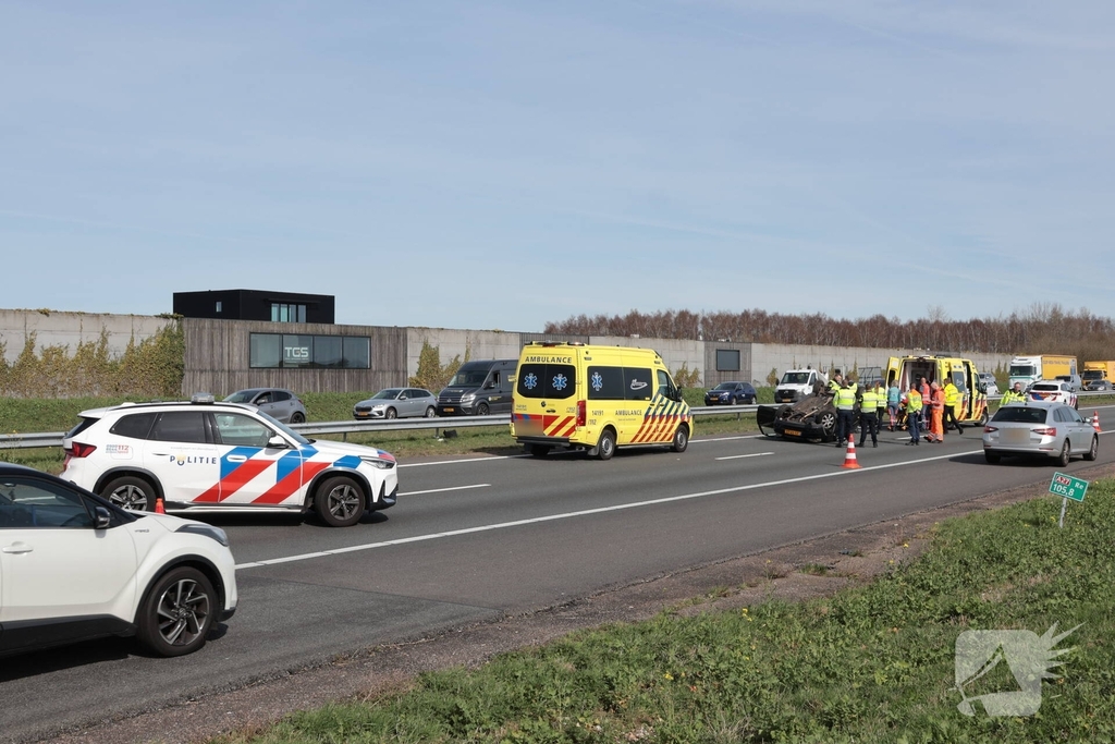 Eenzijdig ongeval leidt tot verkeersongevallen op drukke snelweg