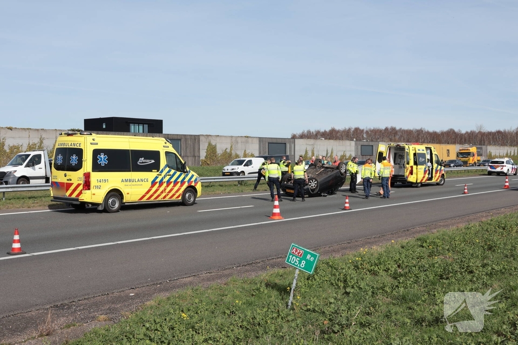 Eenzijdig ongeval leidt tot verkeersongevallen op drukke snelweg