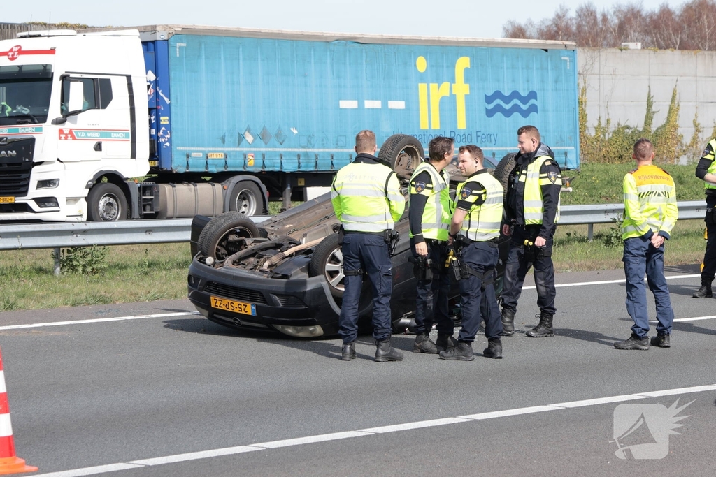 Eenzijdig ongeval leidt tot verkeersongevallen op drukke snelweg