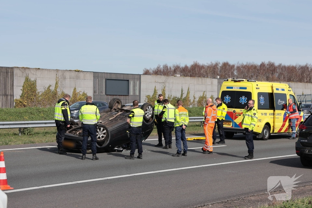 Eenzijdig ongeval leidt tot verkeersongevallen op drukke snelweg