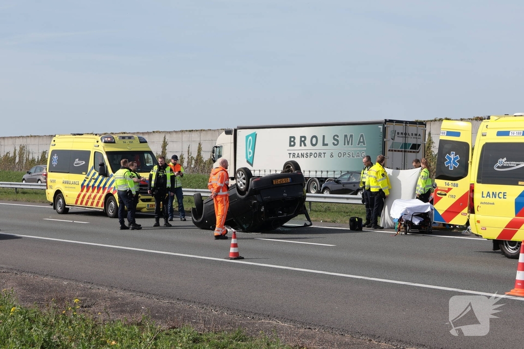 Eenzijdig ongeval leidt tot verkeersongevallen op drukke snelweg