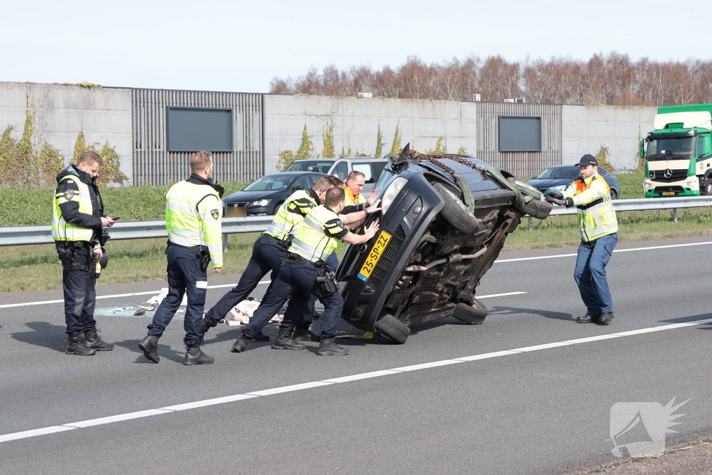 Eenzijdig ongeval leidt tot verkeersongevallen op drukke snelweg