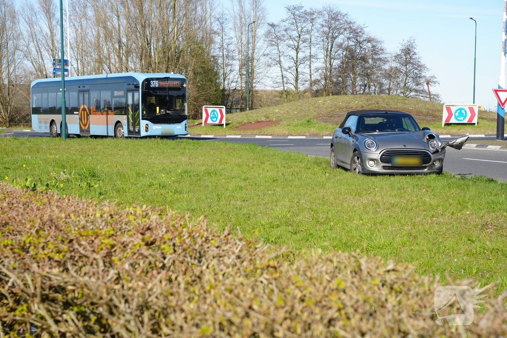 Auto botst met aanhanger