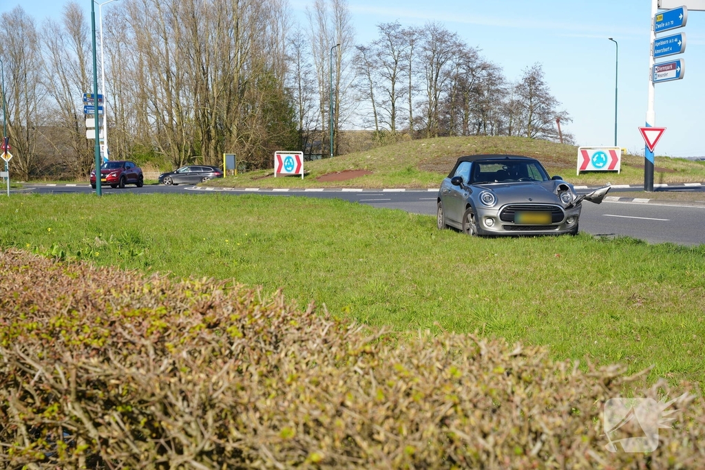 Auto botst met aanhanger