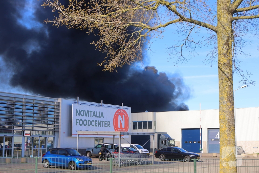 Voertuigbrand leidt tot grote inzet van hulpdiensten