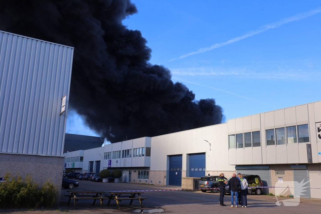 Voertuigbrand leidt tot grote inzet van hulpdiensten