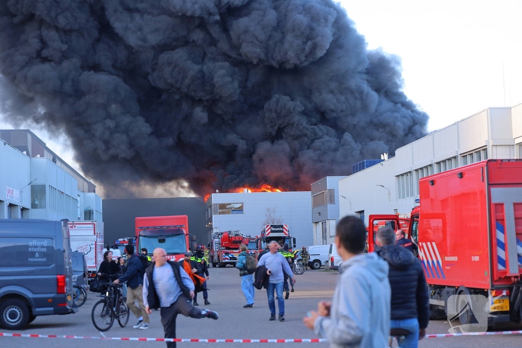 Voertuigbrand leidt tot grote inzet van hulpdiensten