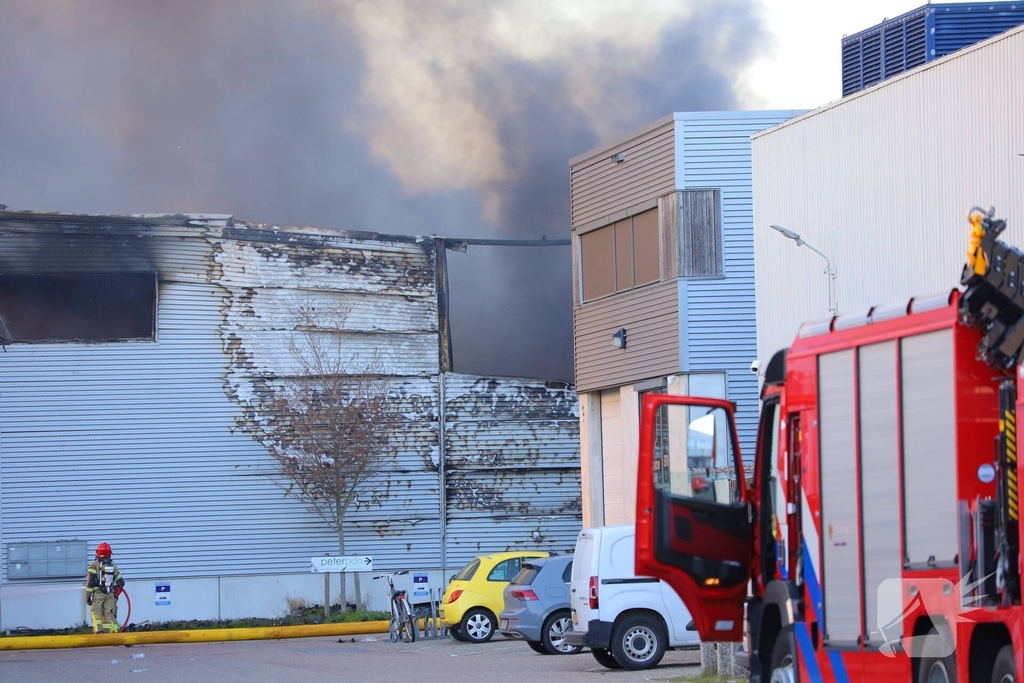 Voertuigbrand leidt tot grote inzet van hulpdiensten