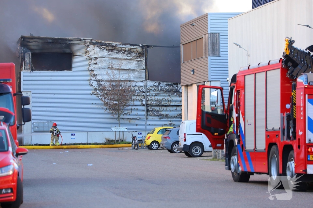 Voertuigbrand leidt tot grote inzet van hulpdiensten