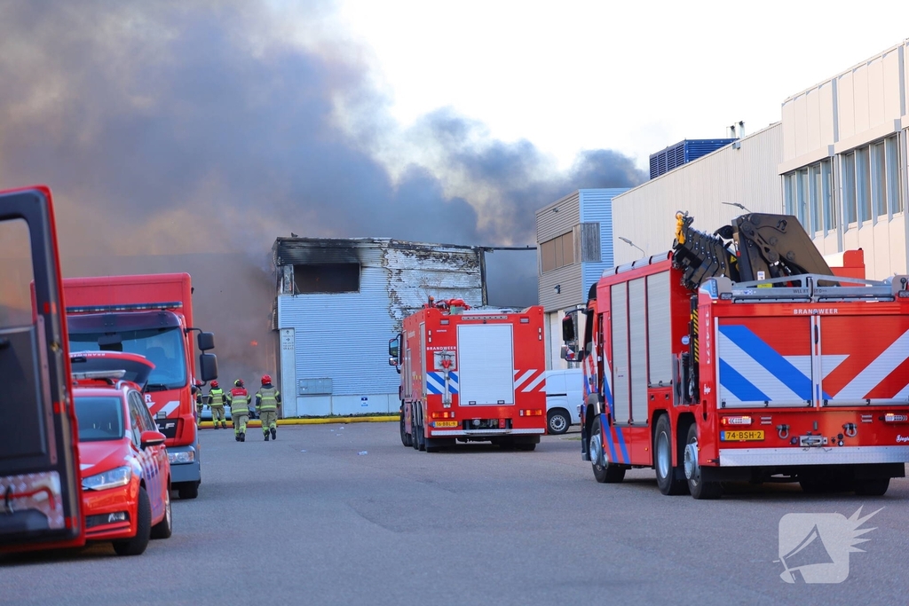 Voertuigbrand leidt tot grote inzet van hulpdiensten