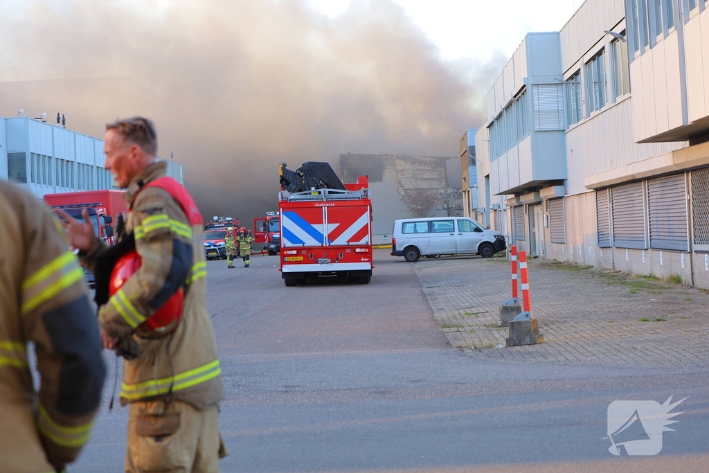 Voertuigbrand leidt tot grote inzet van hulpdiensten