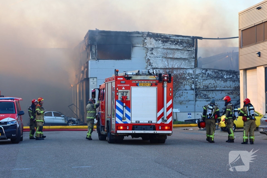 Voertuigbrand leidt tot grote inzet van hulpdiensten