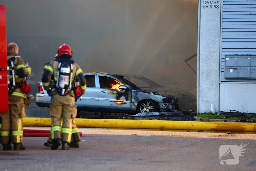 Voertuigbrand leidt tot grote inzet van hulpdiensten