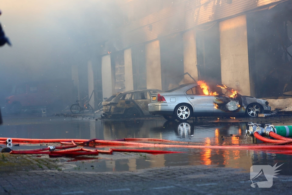 Voertuigbrand leidt tot grote inzet van hulpdiensten