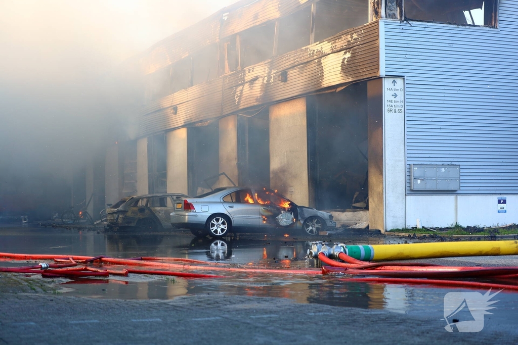 Voertuigbrand leidt tot grote inzet van hulpdiensten