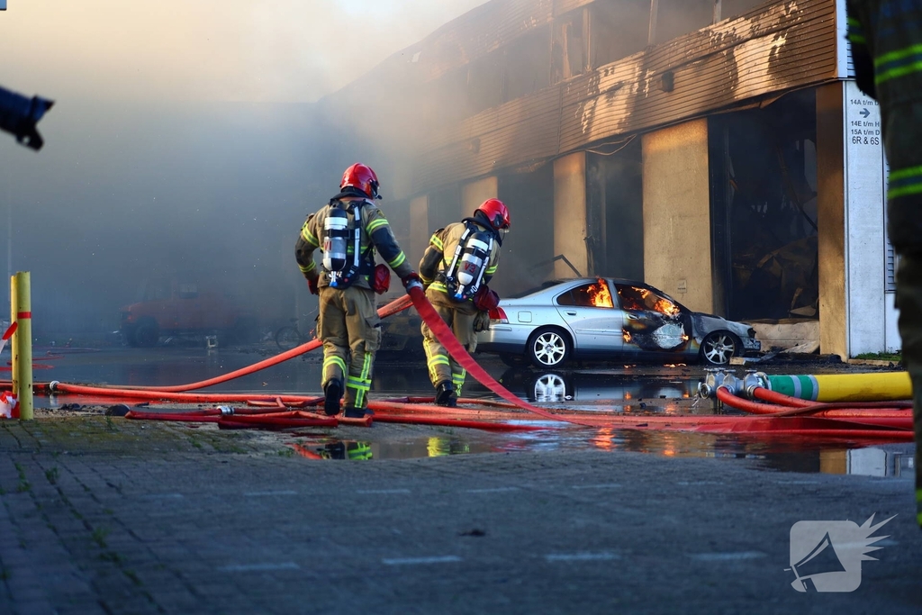 Voertuigbrand leidt tot grote inzet van hulpdiensten