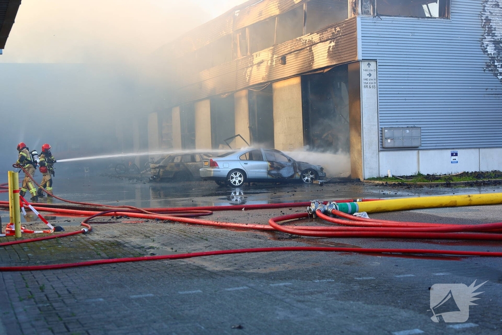 Voertuigbrand leidt tot grote inzet van hulpdiensten