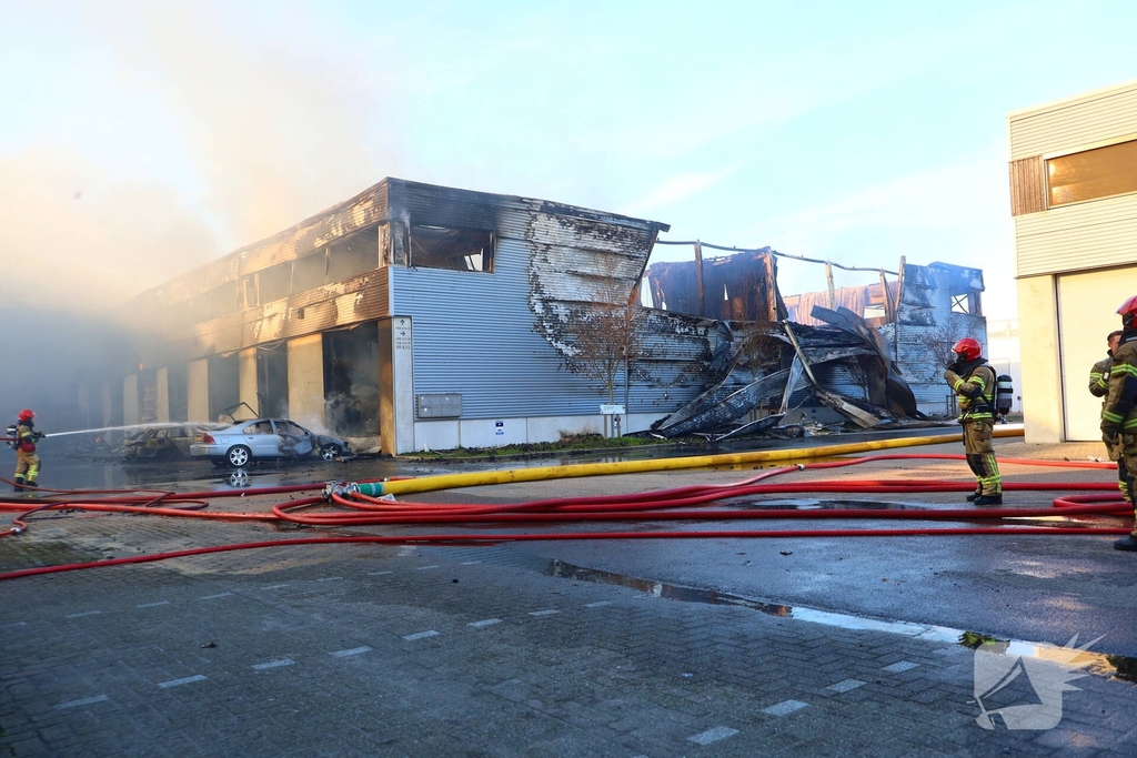 Voertuigbrand leidt tot grote inzet van hulpdiensten