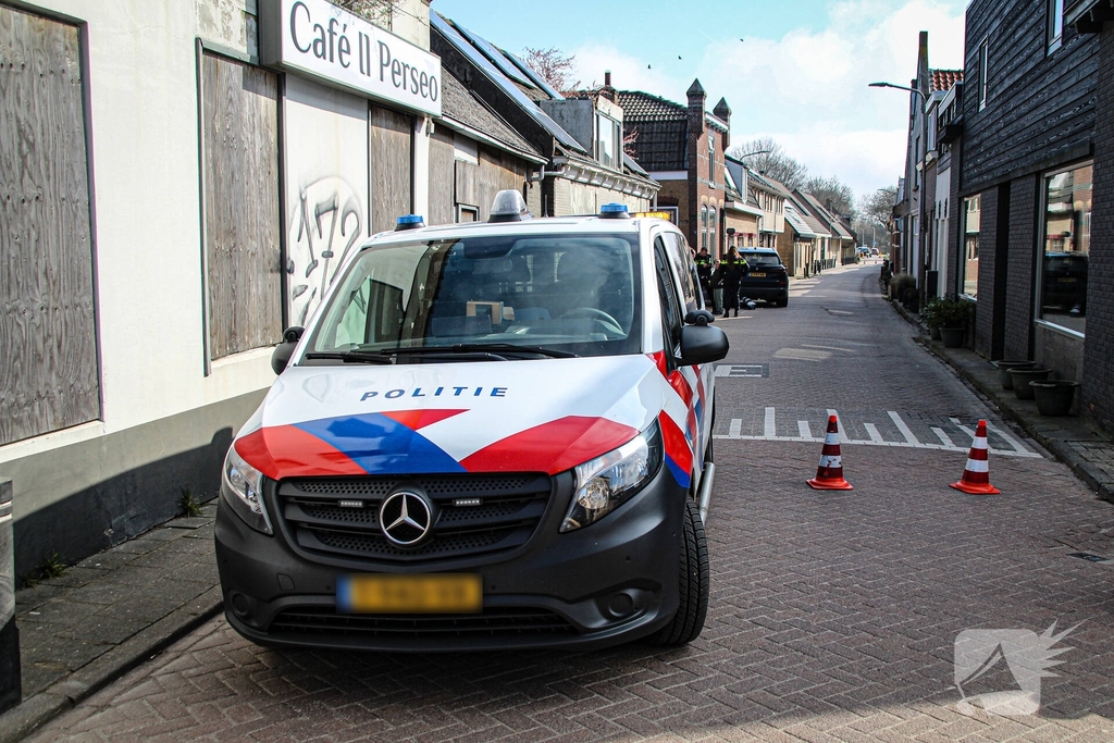 Auto botst tegen woning na aanrijding met paal