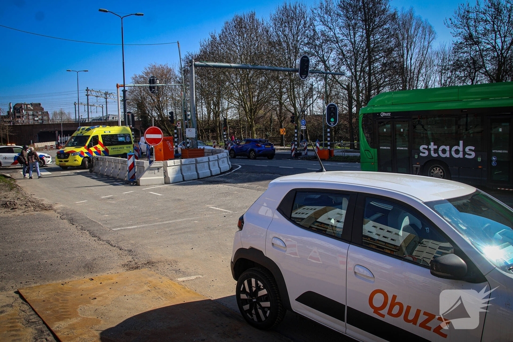 Wielrenner in botsing met lijnbus bij tijdelijke oversteekplaats