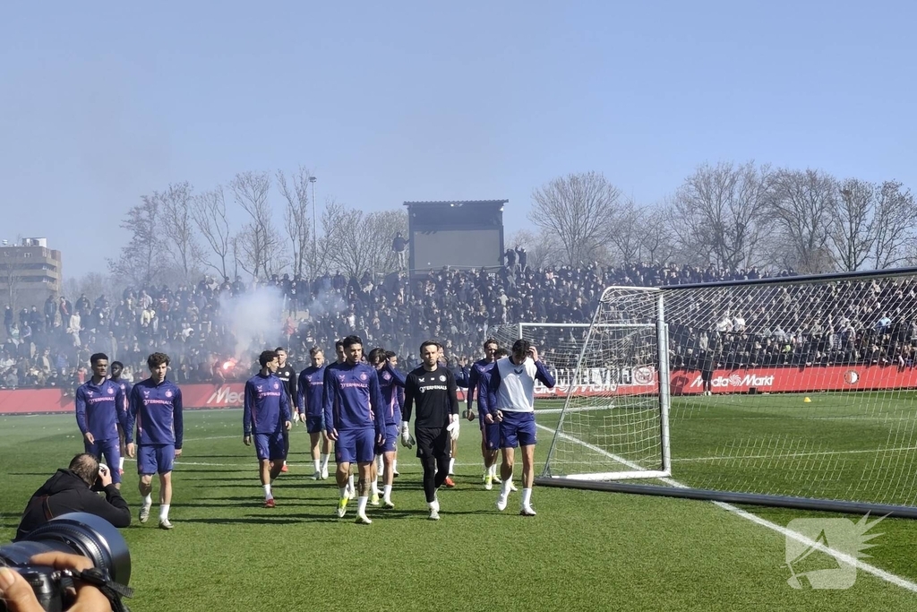 Feyenoord traint met steun van fans voor Klassieker tegen Ajax