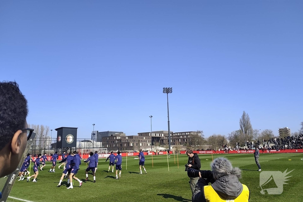 Feyenoord traint met steun van fans voor Klassieker tegen Ajax