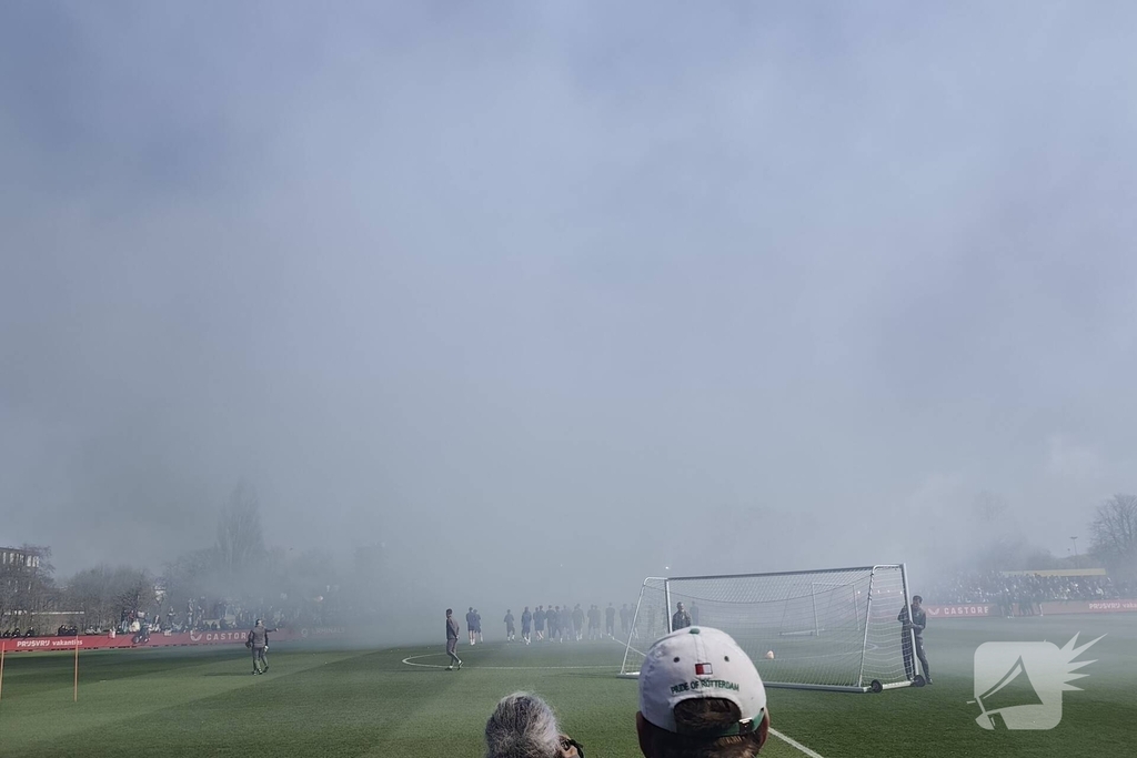Feyenoord traint met steun van fans voor Klassieker tegen Ajax