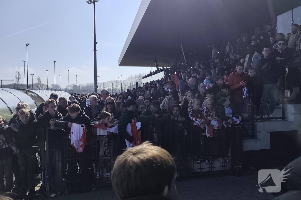 Feyenoord traint met steun van fans voor Klassieker tegen Ajax