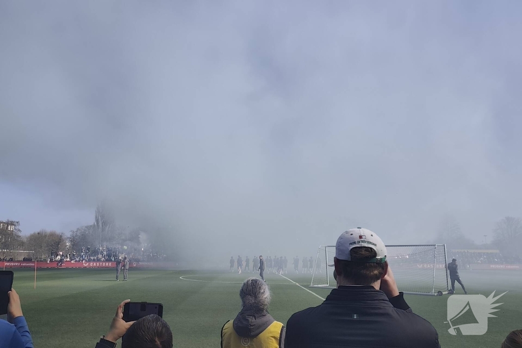 Feyenoord traint met steun van fans voor Klassieker tegen Ajax