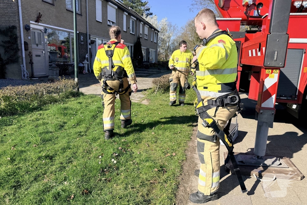 Vogel vast in spouwmuur, brandweer in actie