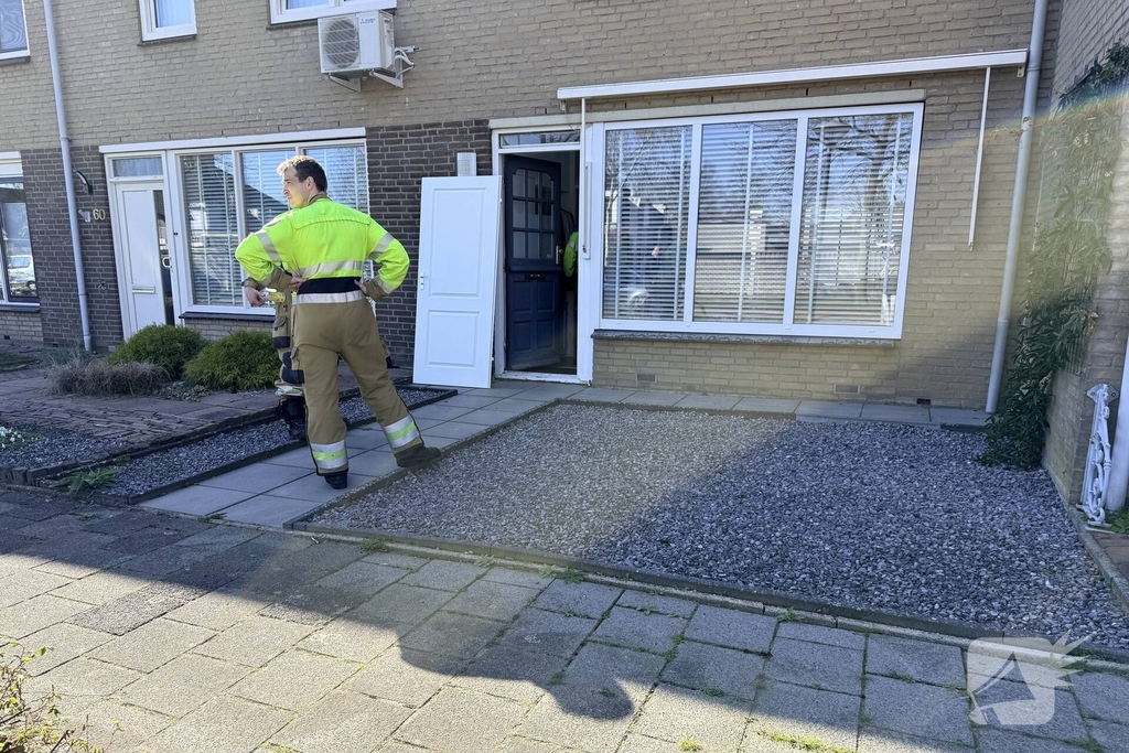 Vogel vast in spouwmuur, brandweer in actie