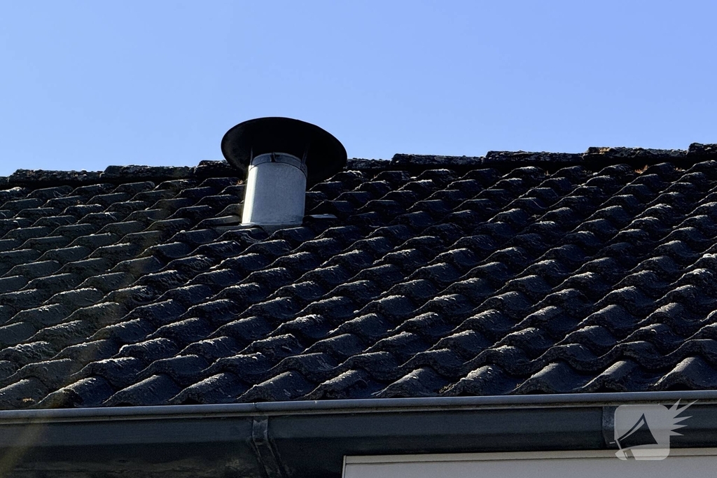 Vogel vast in spouwmuur, brandweer in actie