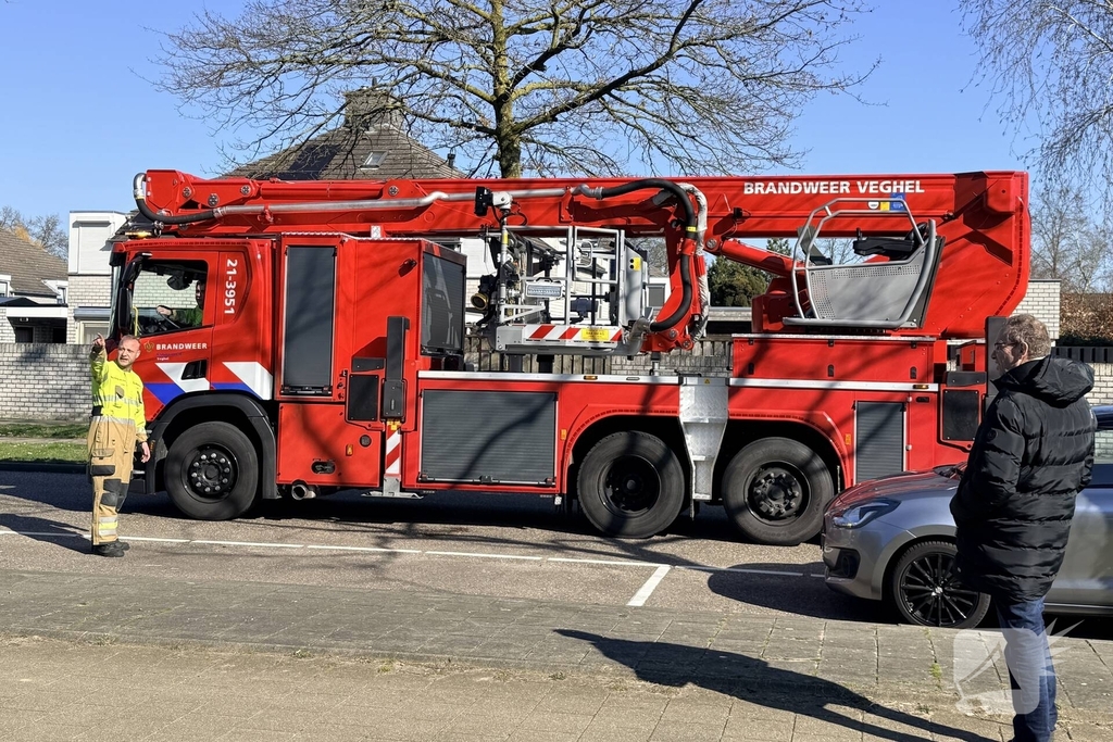 Vogel vast in spouwmuur, brandweer in actie