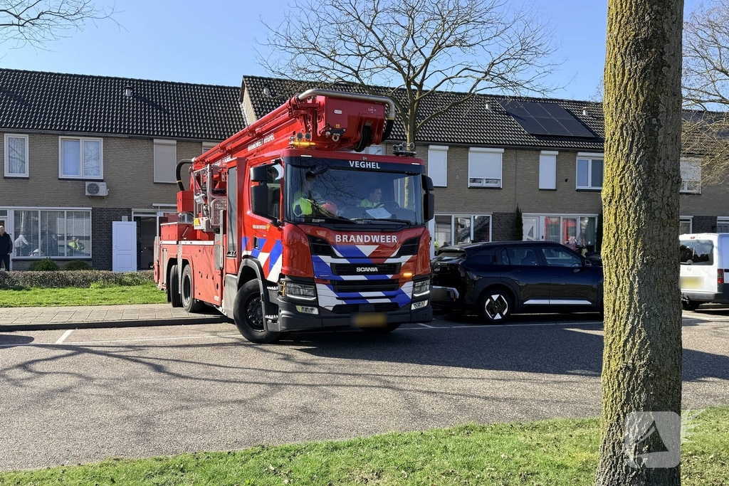Vogel vast in spouwmuur, brandweer in actie